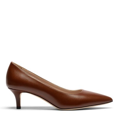 Scarpa decollete donna in pelle marrone con tacco di 5 cm, esposta su sfondo bianco - Cavallini