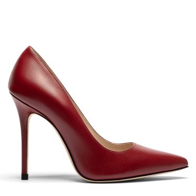 Scarpa decollete donna in pelle rossa con tacco 10 cm, posizionata su un tavolo in legno chiaro - Cavallini