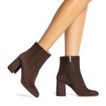 Hollis, tronchetti donna in pelle di camoscio marrone con tacco 8,5 cm, effetto antiscivolo - Cavallini
