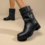 Stivale donna in pelle nera con tacco 5 cm e suola antiscivolo, indossato su fondo beige - Cavallini