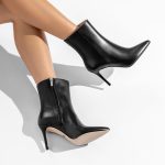 Tronchetti donna in pelle nera con tacco 8 cm, indossati su sfondo bianco, dettaglio della zip laterale - Cavallini