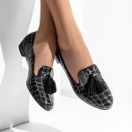 Ballerine donna in pelle nera con effetto cocco e nappine, indossate su fondo bianco - Cavallini