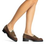 Maia, mocassini donna in pelle di camoscio marrone/multicolor con tacco 4,5 cm, frange decorative - Cavallini