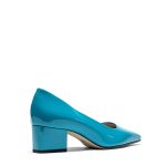 Scarpa decollete donna in pelle lucida turchese con tacco di 5 cm, posizionata su sfondo bianco - Cavallini